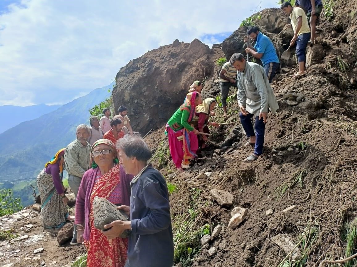The people of Kamyar village themselves got involved in repairing the road