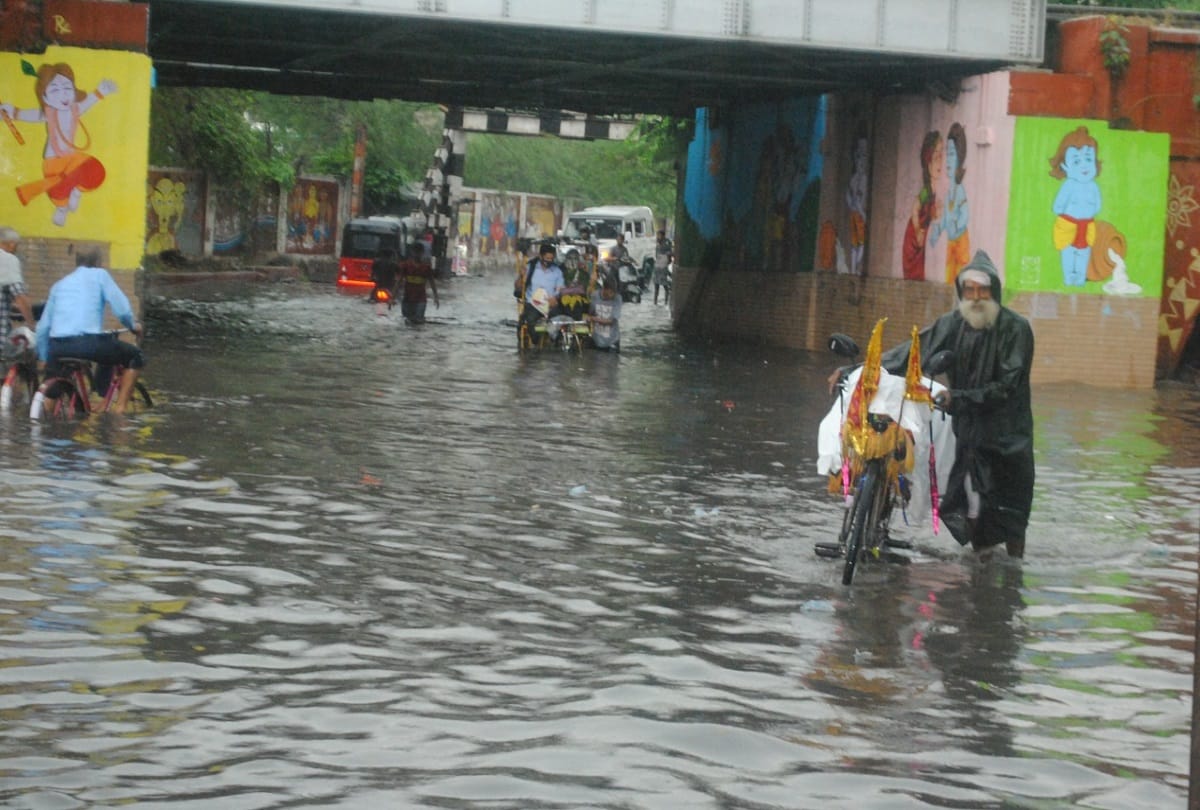 one hour heavy rain creates problems in mathura