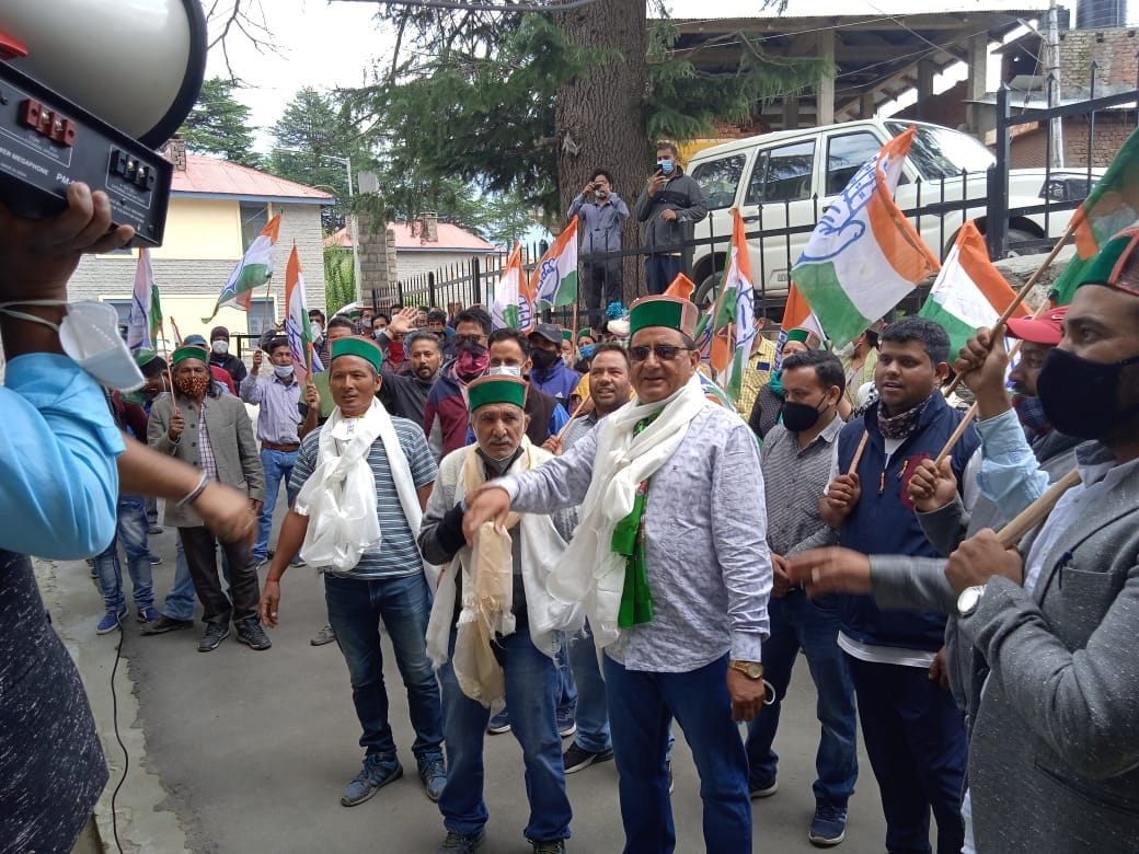 congress protest against pwd department  nichar kinnaur