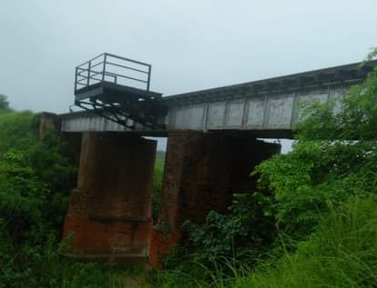 विश्वनाथगंज रेलवे के समीप पूरे खरगराय स्थित रेलवे पुल। संवाद