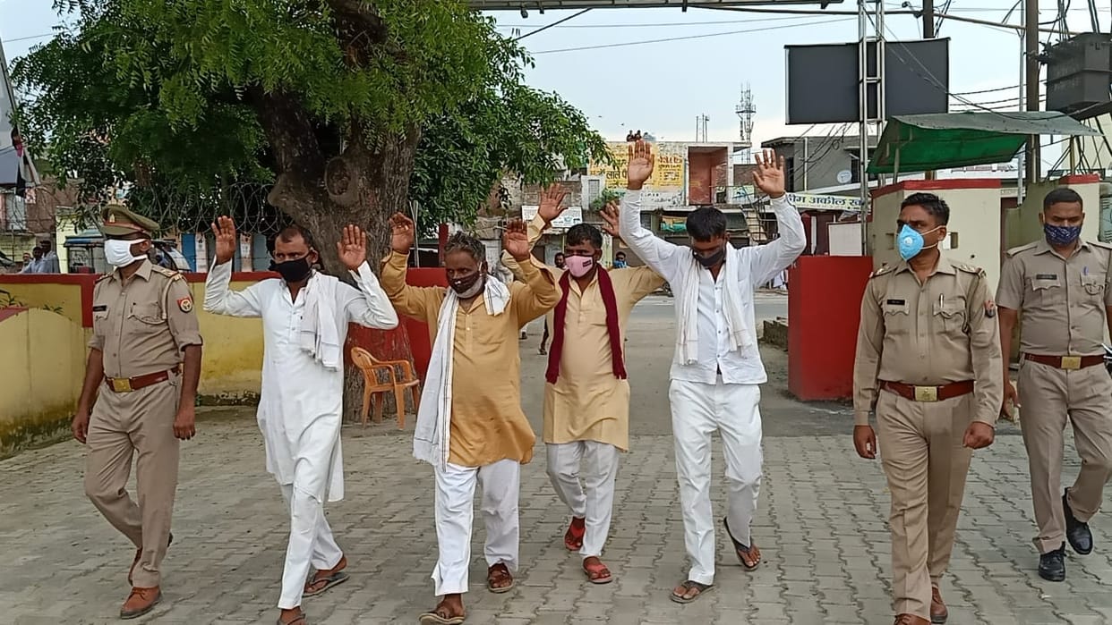 Four gangsters reached the police station by raising their hands, turned away from crime