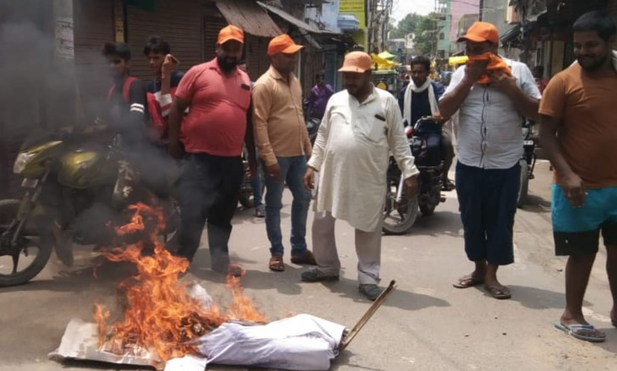 Hinjam leaders burn effigy of Pak PM