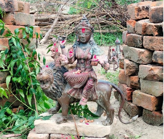 maa durga metal idol found from gomti river in jaunpur in fisherman net happiness in entire village