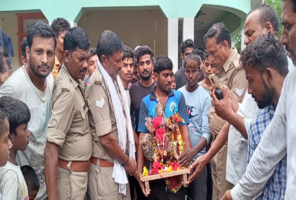 maa durga metal idol found from gomti river in jaunpur in fisherman net happiness in entire village