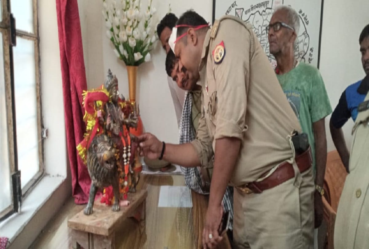 maa durga metal idol found from gomti river in jaunpur in fisherman net happiness in entire village
