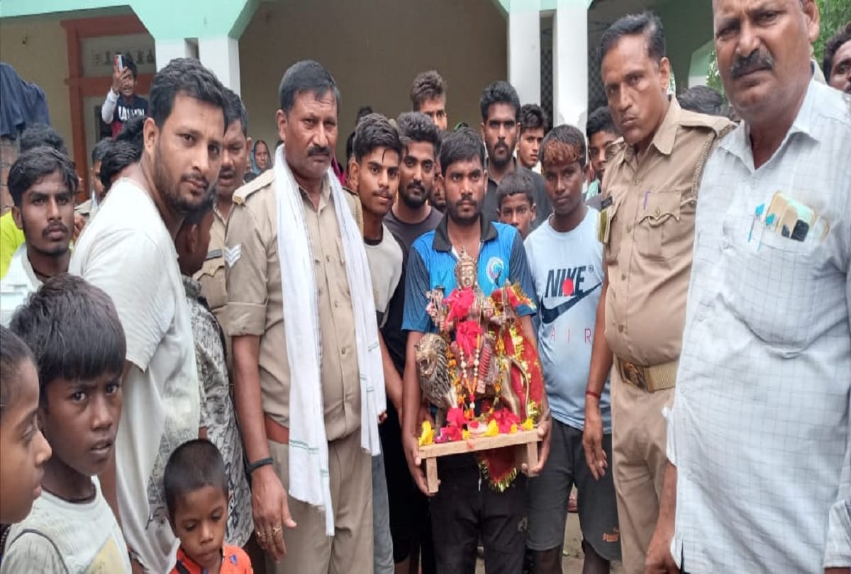 maa durga metal idol found from gomti river in jaunpur in fisherman net happiness in entire village
