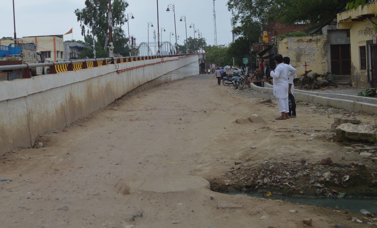 Hathras: Traffic does not start on overbridge, service road is dilapidated