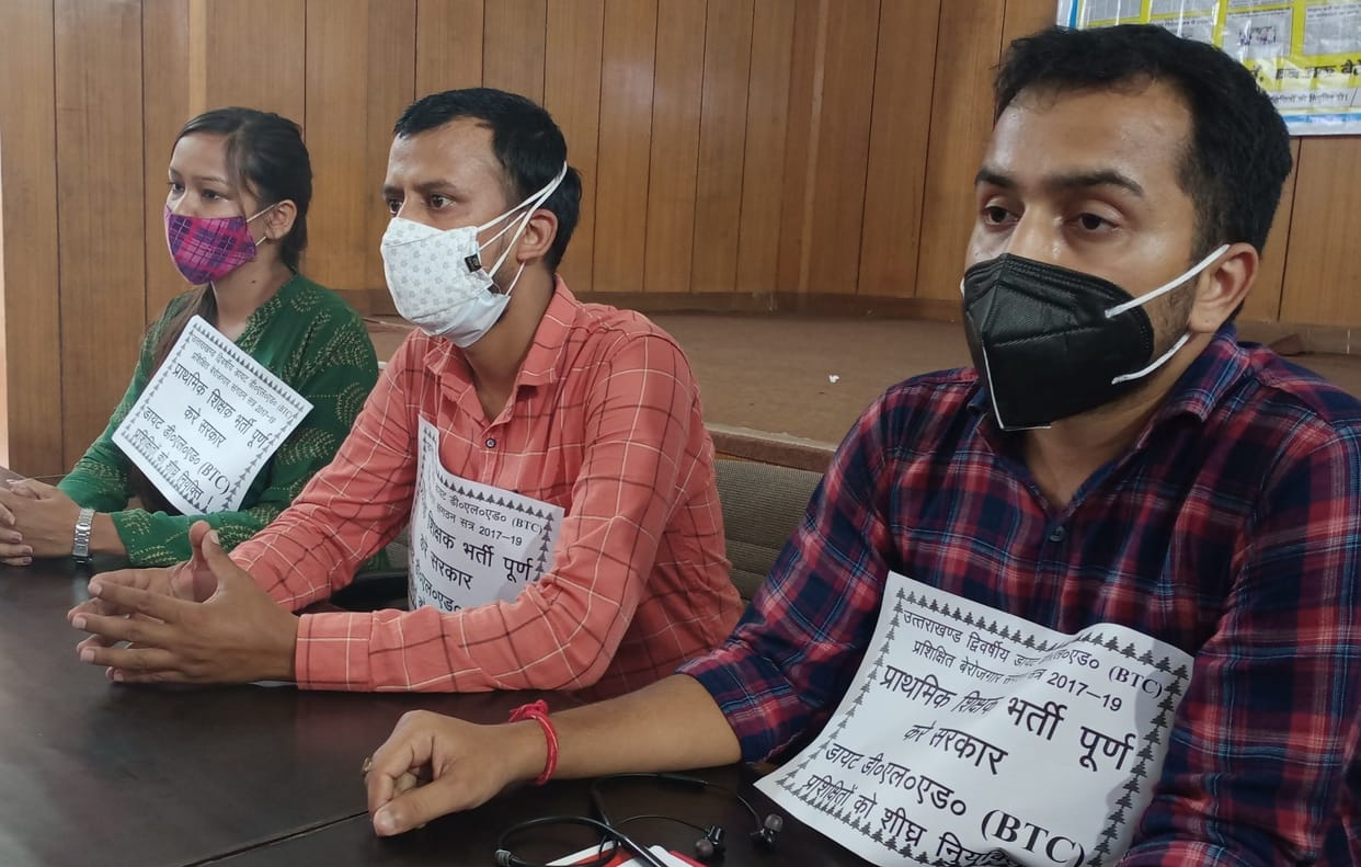 Angry teachers started picketing due to delay in recruitment