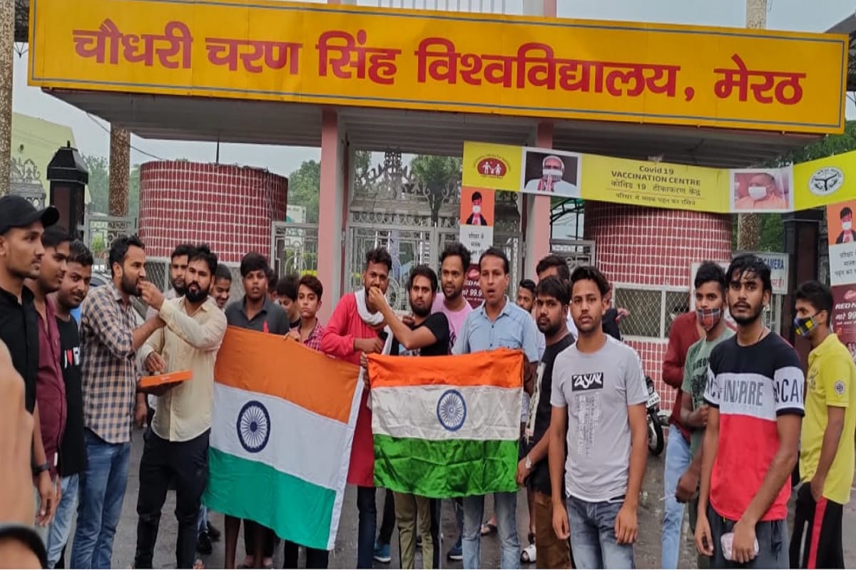 Tokyo Olympics: Meerut is celebrating by distributing sweets after the victory of Neeraj Chopra