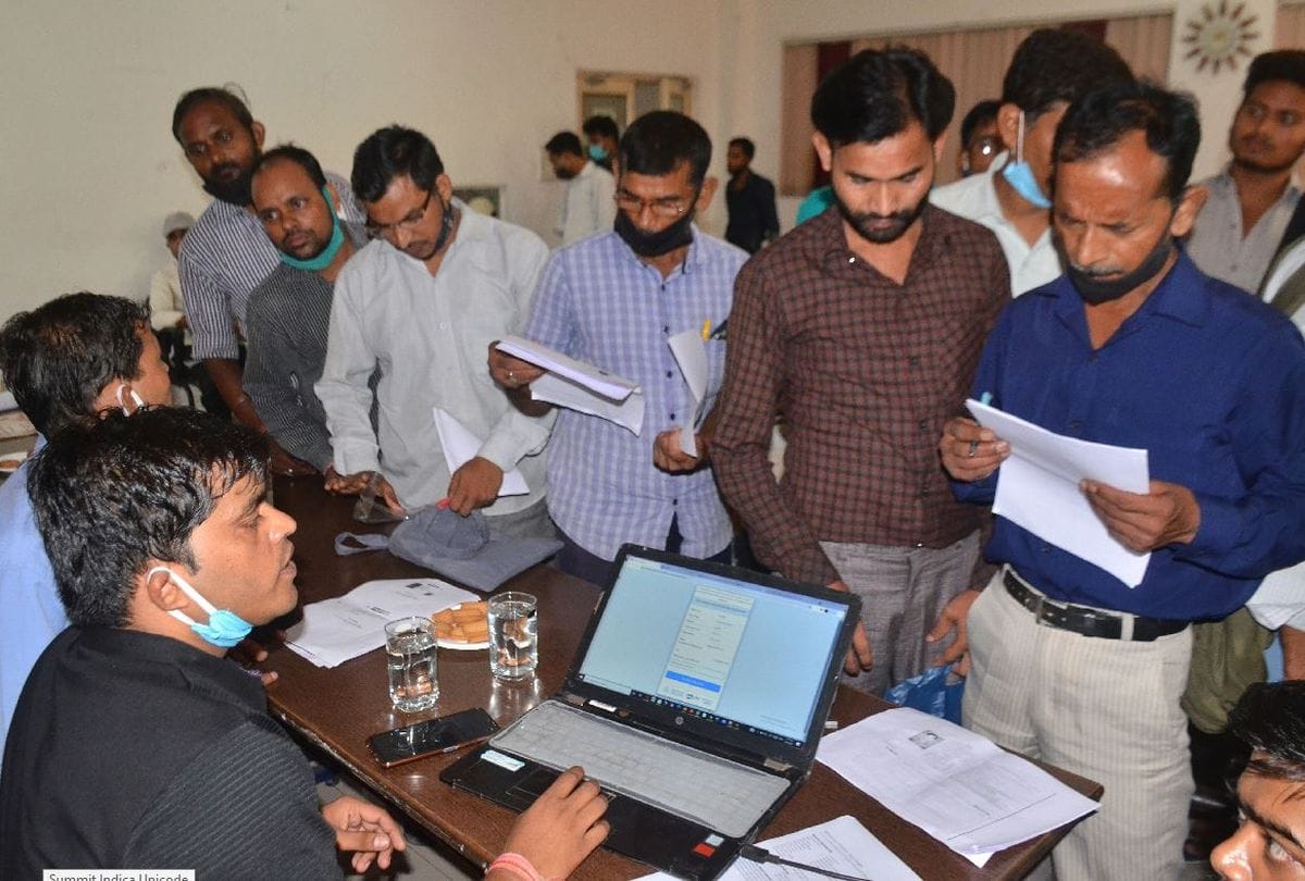 newspaper distributors registered in the insurance scheme of seven lakh rupees in agra