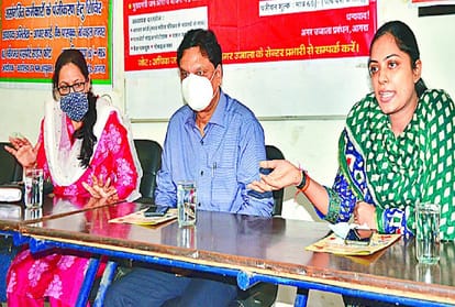 newspaper distributors registered in the insurance scheme of seven lakh rupees in agra