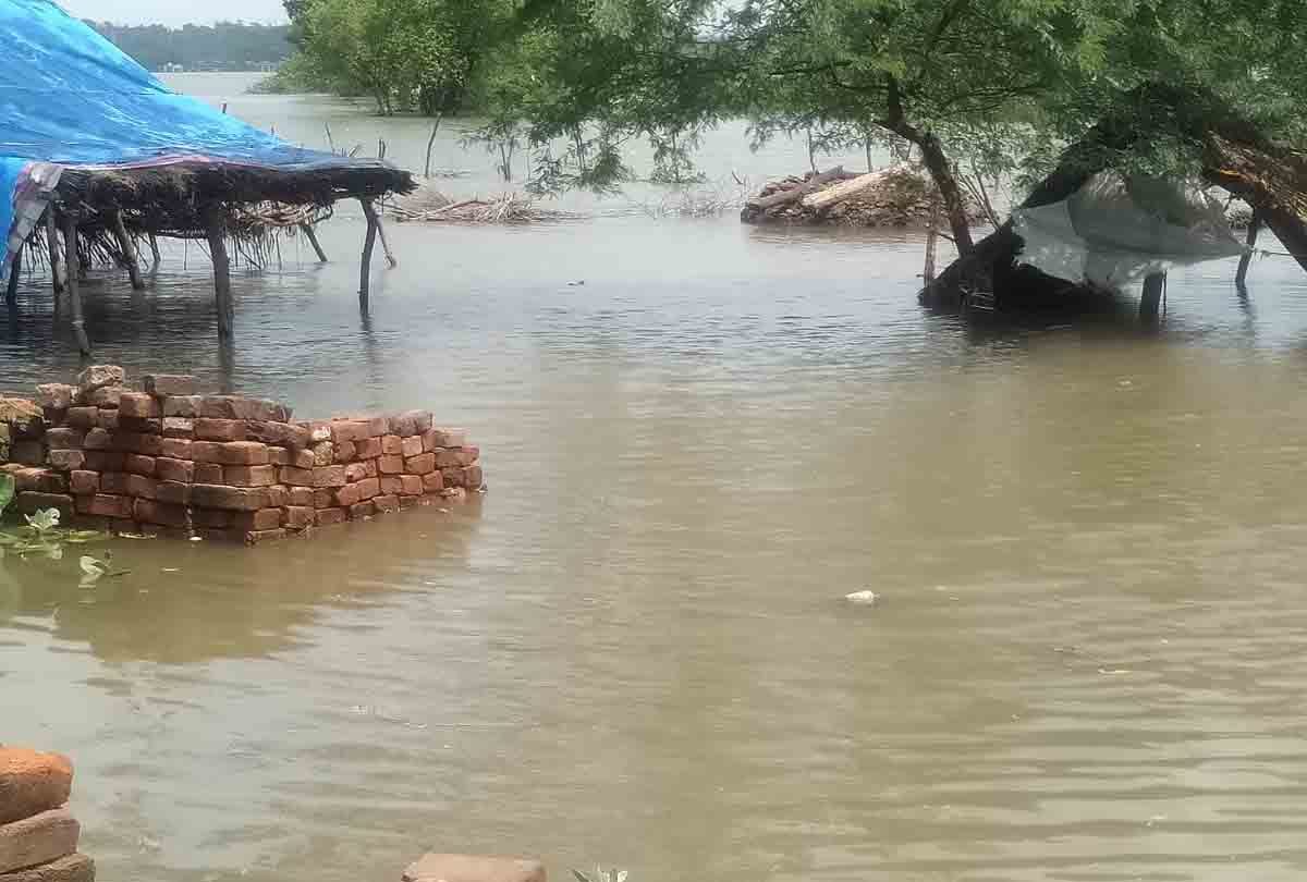 Flood havoc in UP: Flood situation serious in districts around Kanpur, water filled 22 villages of Auraiya