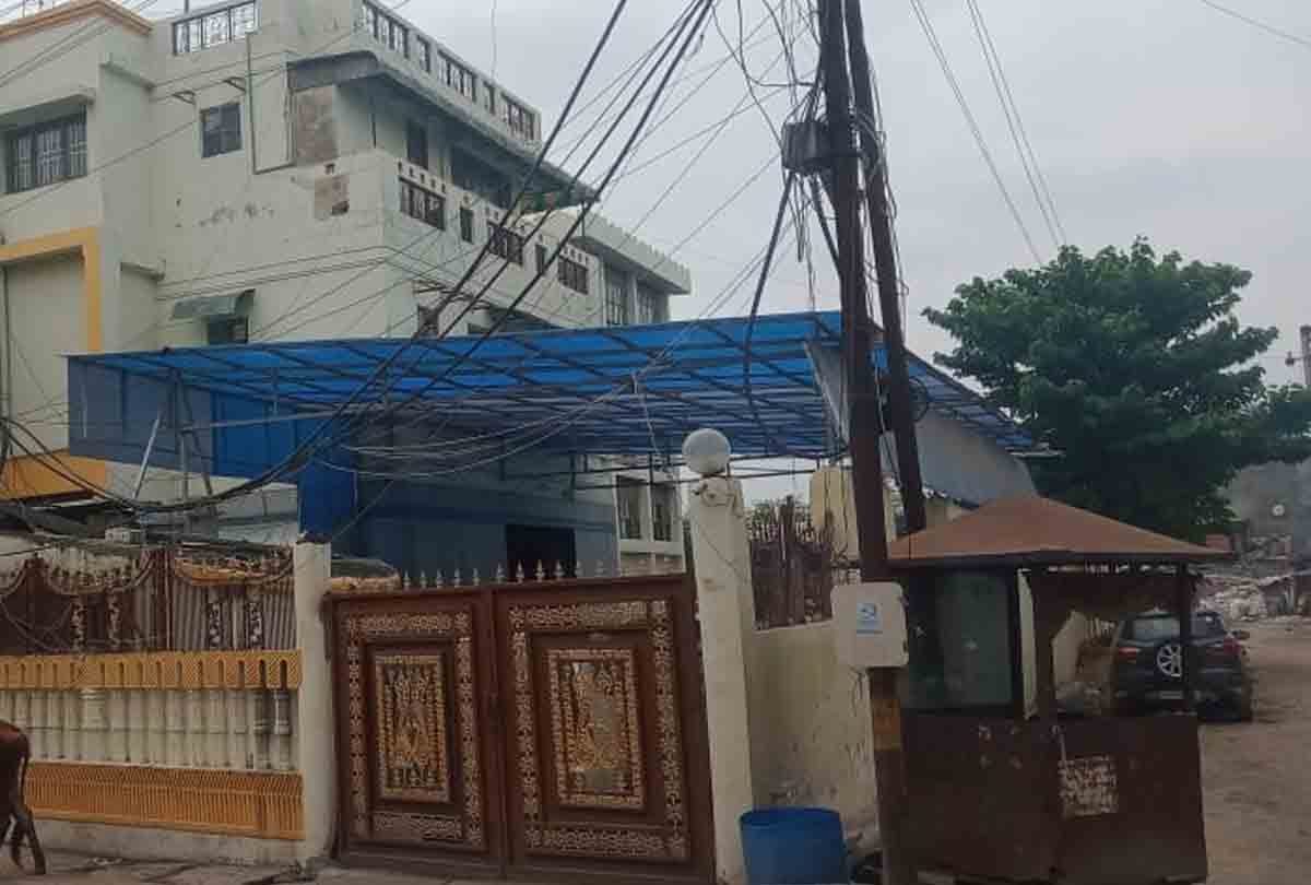 UP: CBI team from Delhi raided the place of Shri Lakshmi Cotsyn in Kanpur