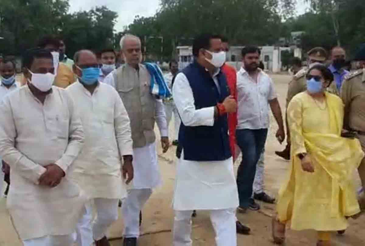 UP: Jal Shakti Minister did an aerial tour of the flood affected area of Jalaun