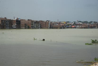 Alert in Prayagraj: Ganga Yamuna reached near danger mark
