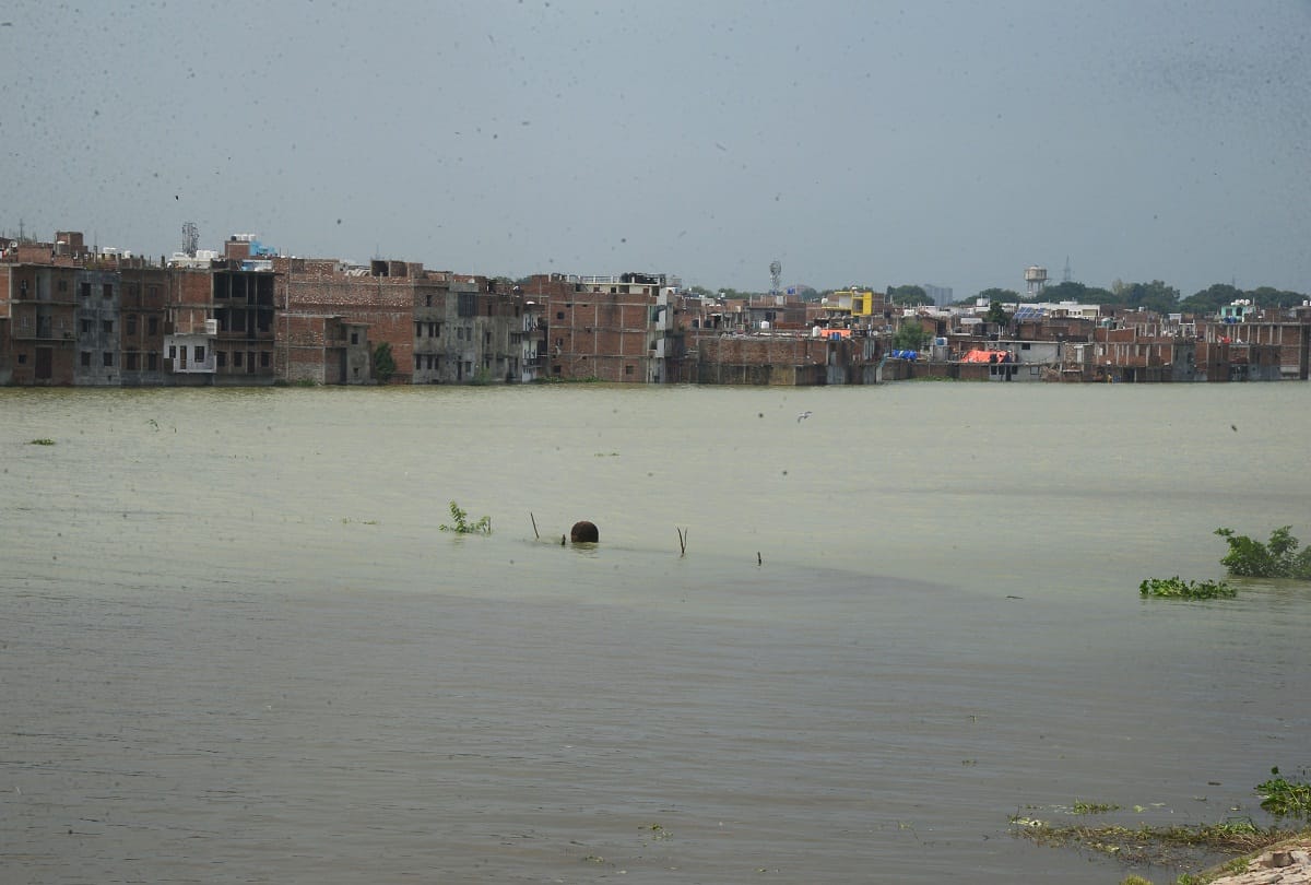 Alert in Prayagraj: Ganga Yamuna reached near danger mark