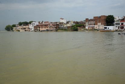 Alert in Prayagraj: Ganga Yamuna reached near danger mark