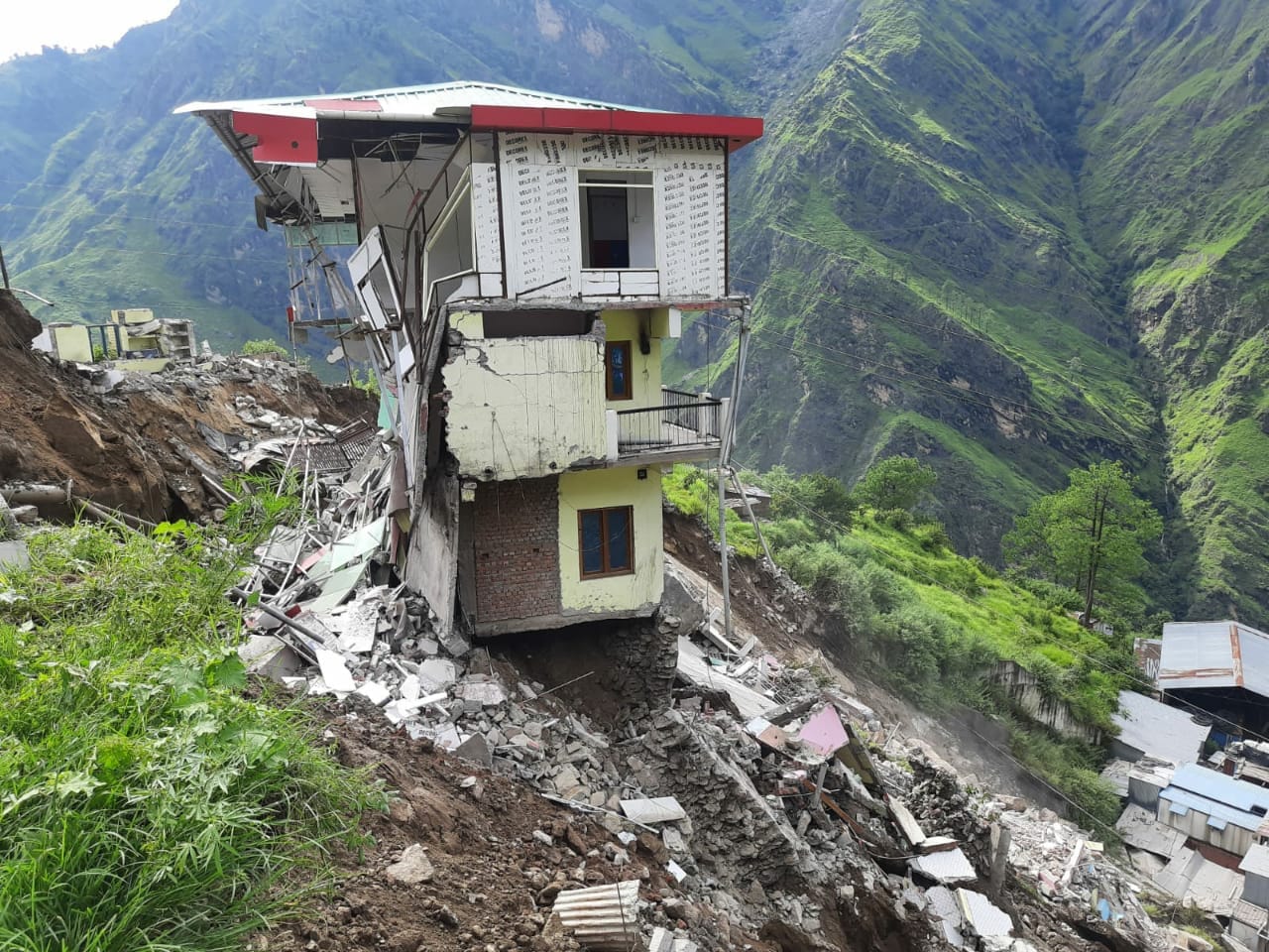 Uttarakhand Weather Forecast: hotel building collapse on badrinath highway due to landslide