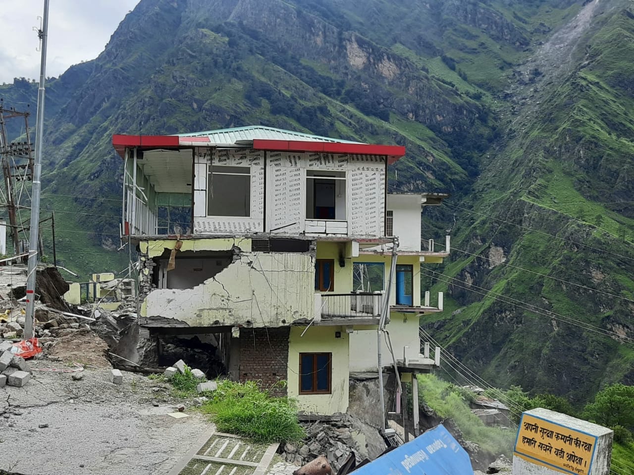 Uttarakhand Weather Forecast: hotel building collapse on badrinath highway due to landslide