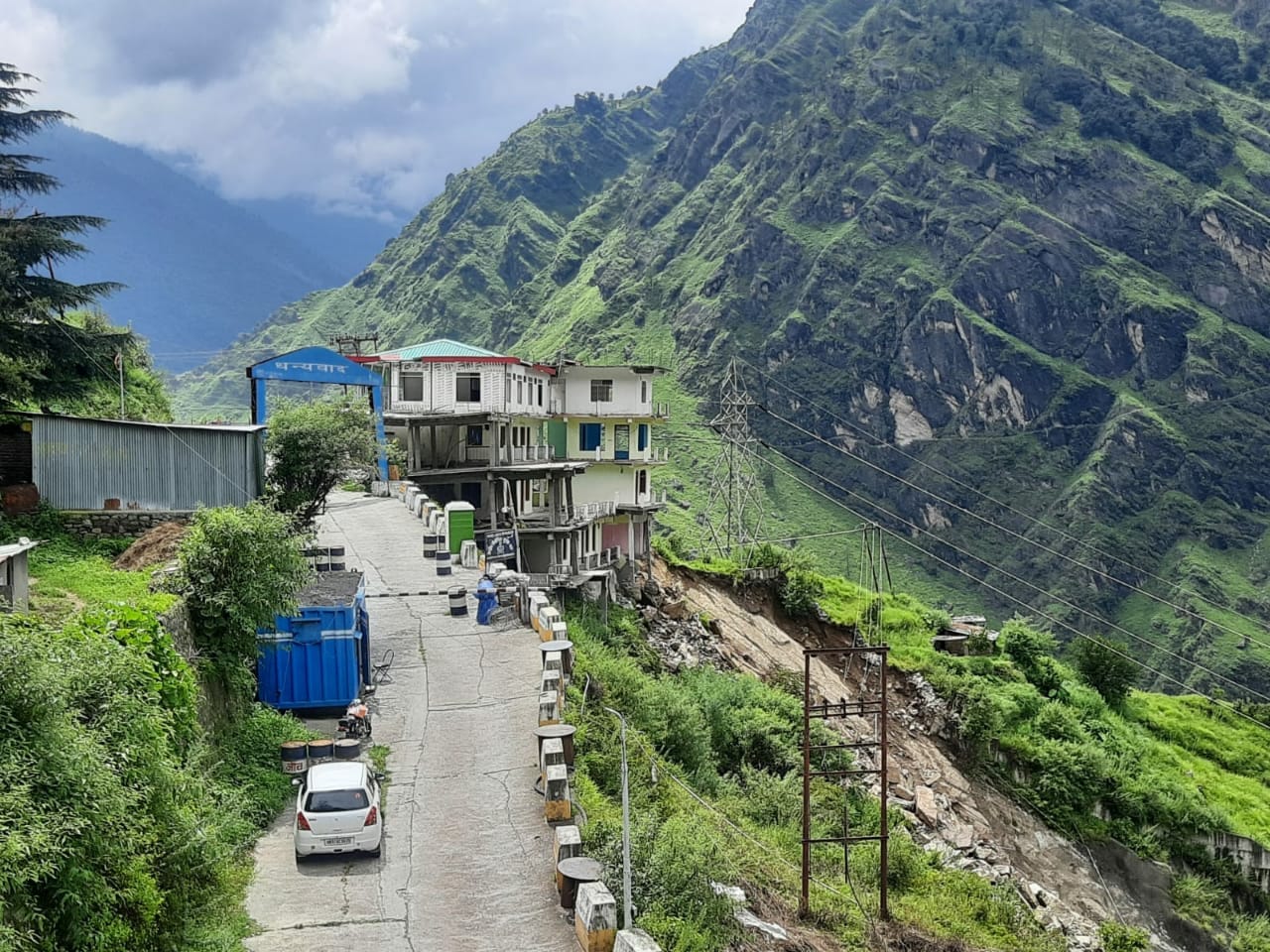 Uttarakhand Weather Forecast: hotel building collapse on badrinath highway due to landslide
