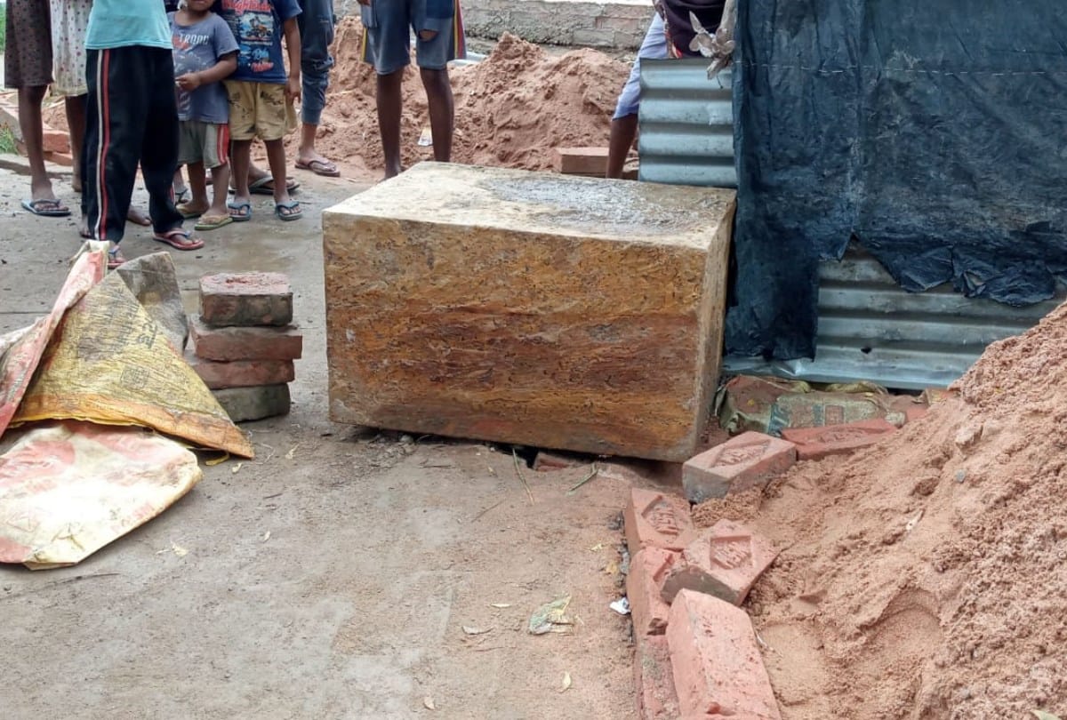 A tijori has been found in a village during excavation in sultanpur.