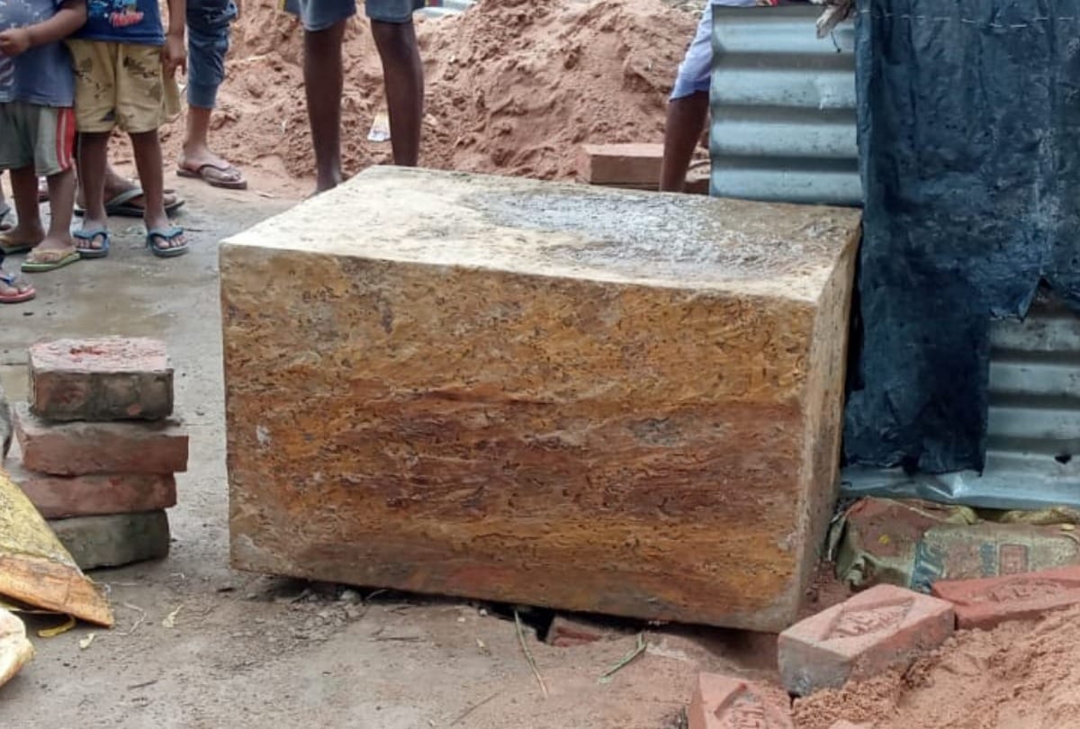 A tijori has been found in a village during excavation in sultanpur.