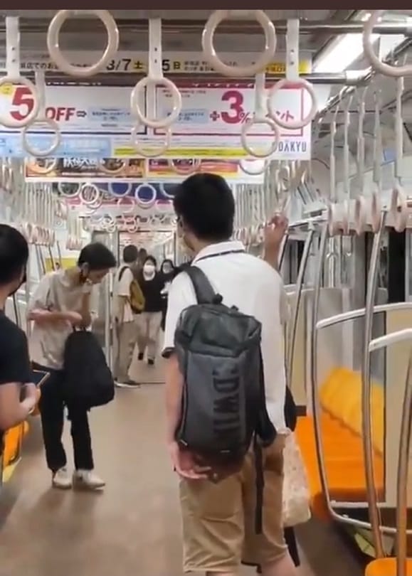 Japan: An attacker who entered the train in Tokyo injured 10 people with a knife, the condition of 2 people was critical