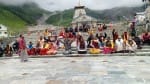 देवस्थानम बोर्ड के विरोध में केदारनाथ मंदिर परिसर में धरना देते हुए तीर्थपुरोहित।