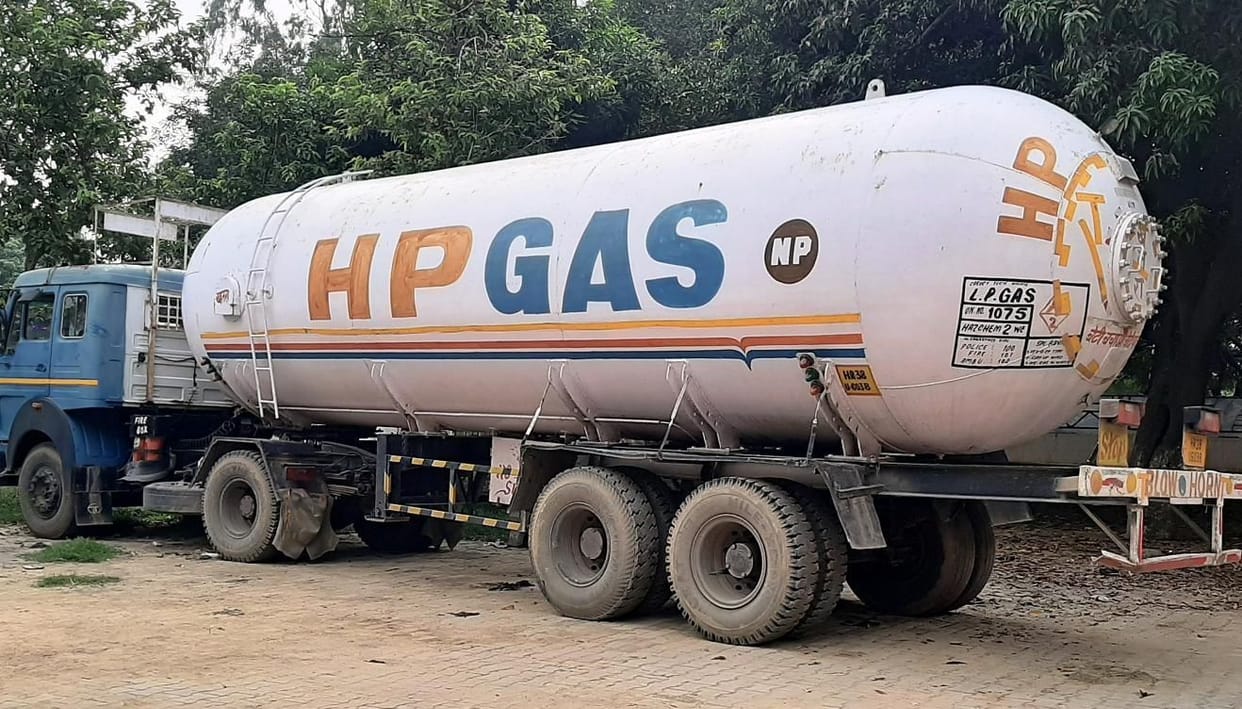 4 caught filling gas in the cylinder by breaking the seal of HP's tanker