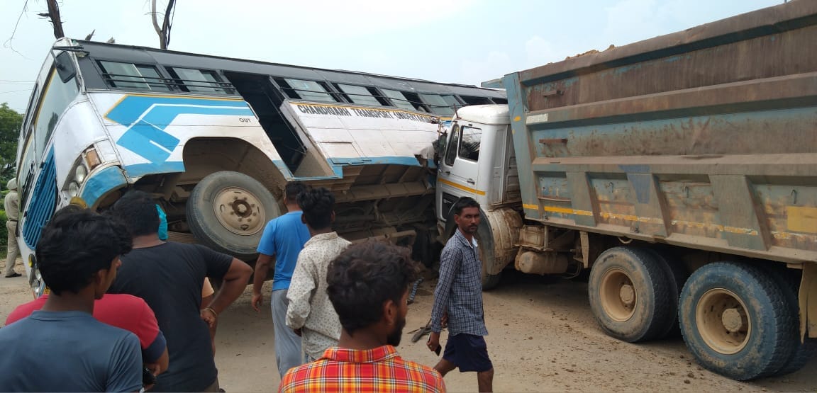 Bus and tipper collide, 8 passengers injured