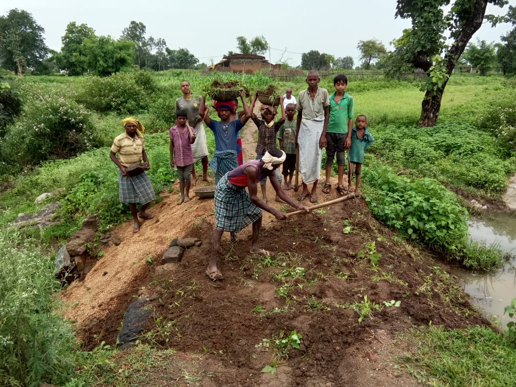 Sonbhadra: If the responsibilities did not listen, they started building the road themselves, the villagers started repairing the road washed away in the rain
