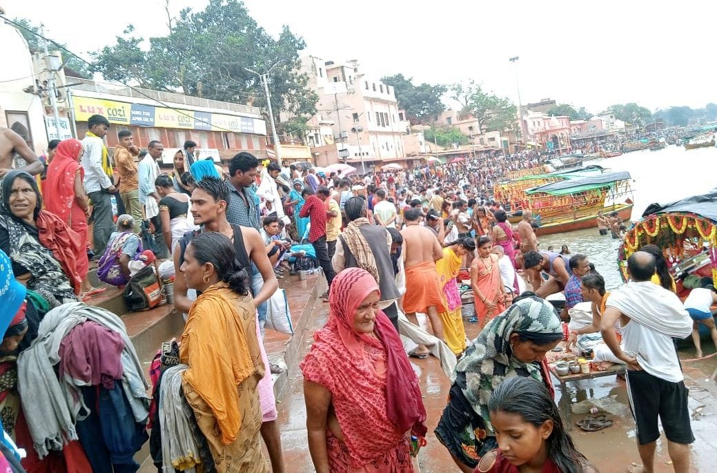 The faith of the devotees gathered on the Mandakini coast, took a dip