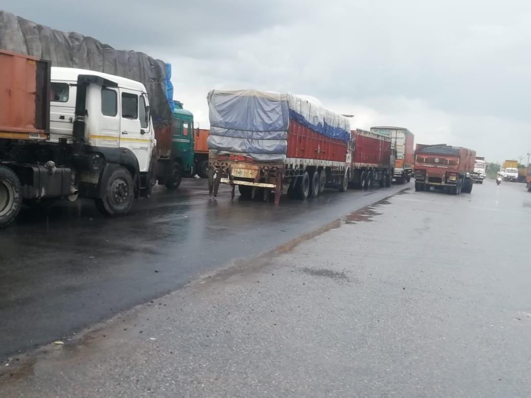 accident,police,truck,toll plaza,jhansi mirjapur national higway