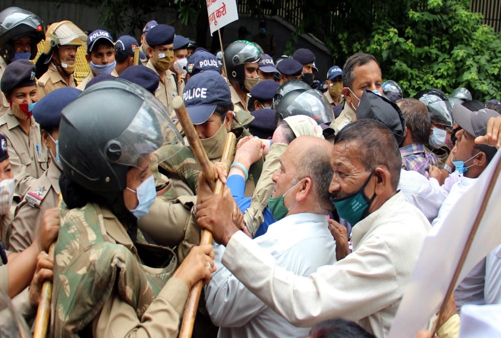 Dehradun News: uttarakhand state agitators Protest and fight with police during cm house march photos