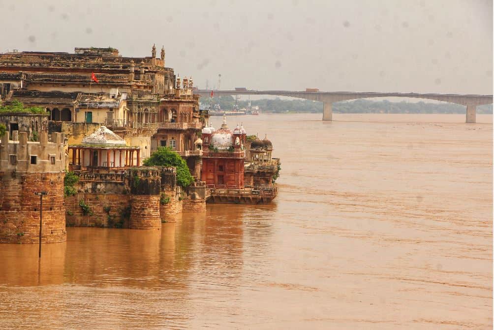Ganga water level is about danger mark in varanasi flood condition  Varuna due to reverse flow hundreds of families faces difficulties