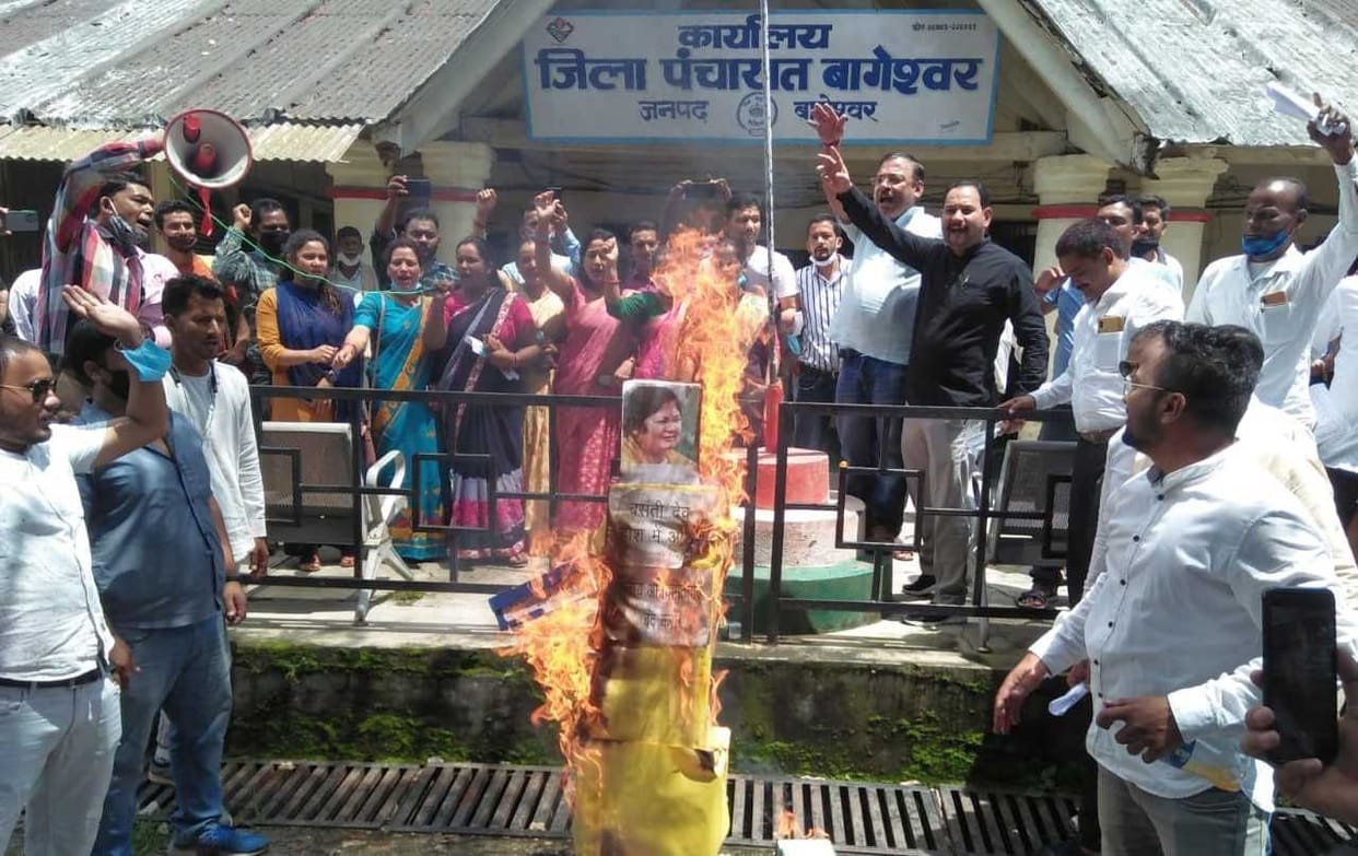 Agitation in Jila panchayat bageshwar