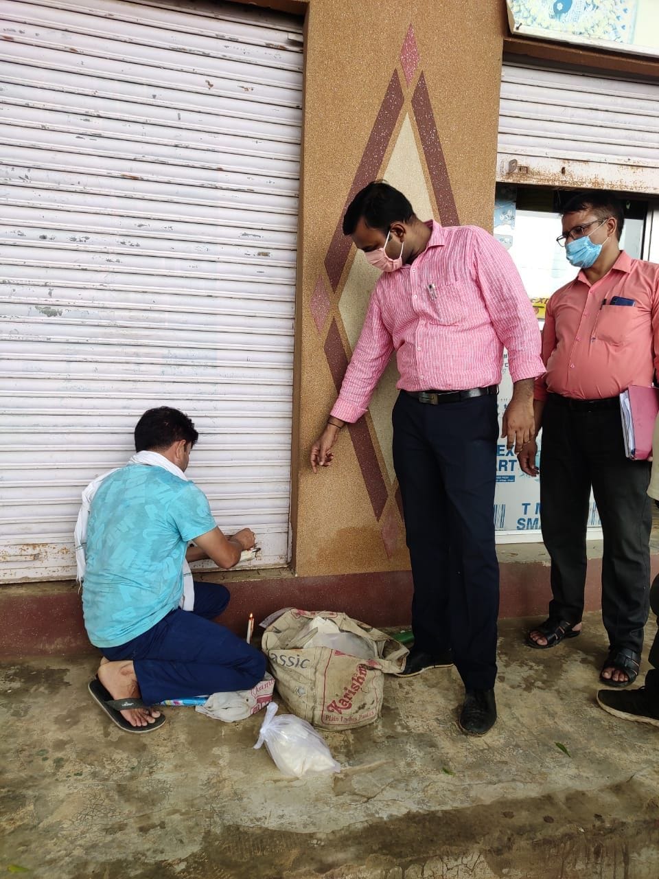 Mathura: District Agriculture Officer seized three fertilizer seed shops