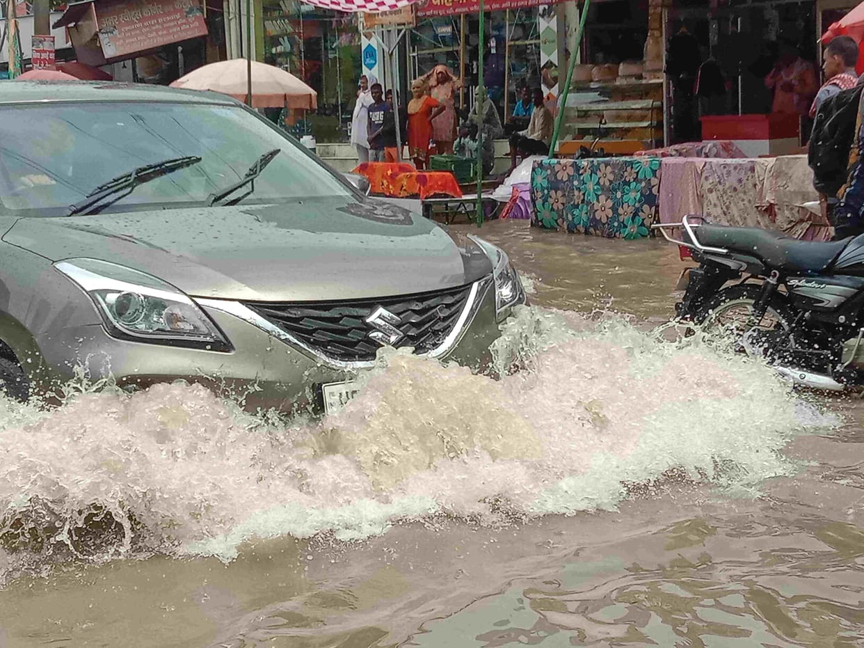 Shopkeeper died due to water current up to 3 feet filled on the roads