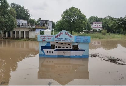 fierce form of Ganga water level continues in Ballia temple merges with  river villagers forced to migrate due to Flood