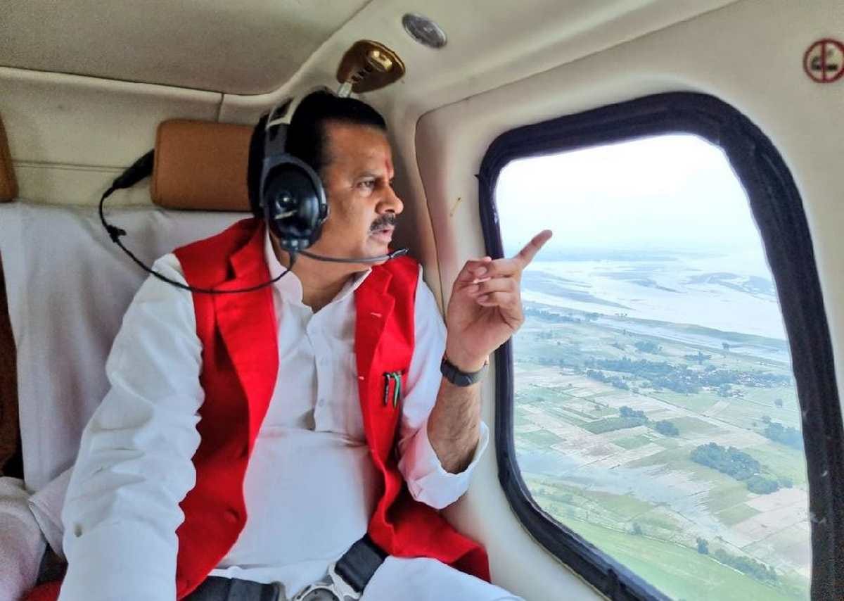 Jalshakti Minister surveyed flood affected areas by helicopter in Ballia