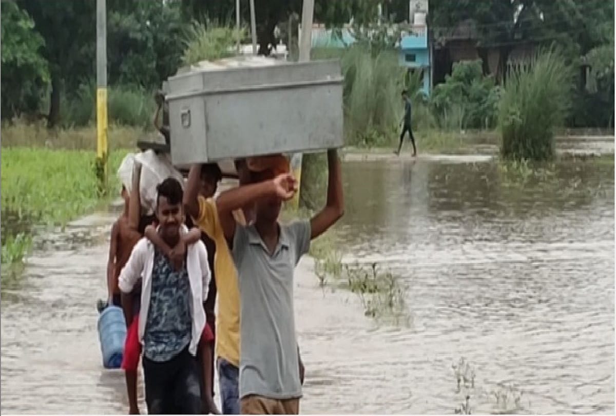 fierce form of Ganga water level continues in Ballia temple merges with  river villagers forced to migrate due to Flood