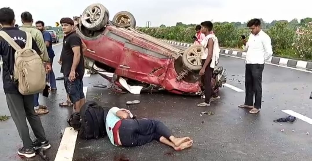 Car overturns on expressway, three injured