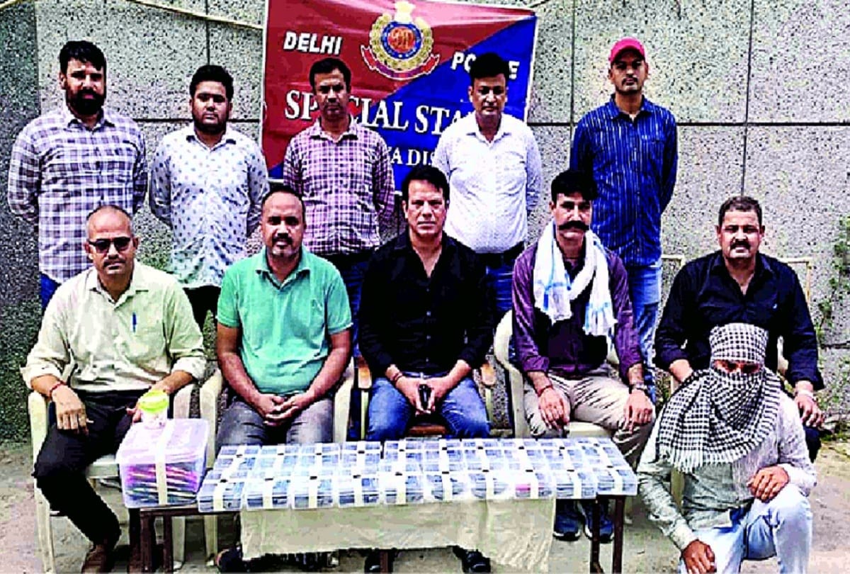 Delhi Police arrested arms smuggler consignment was brought from Madhya Pradesh