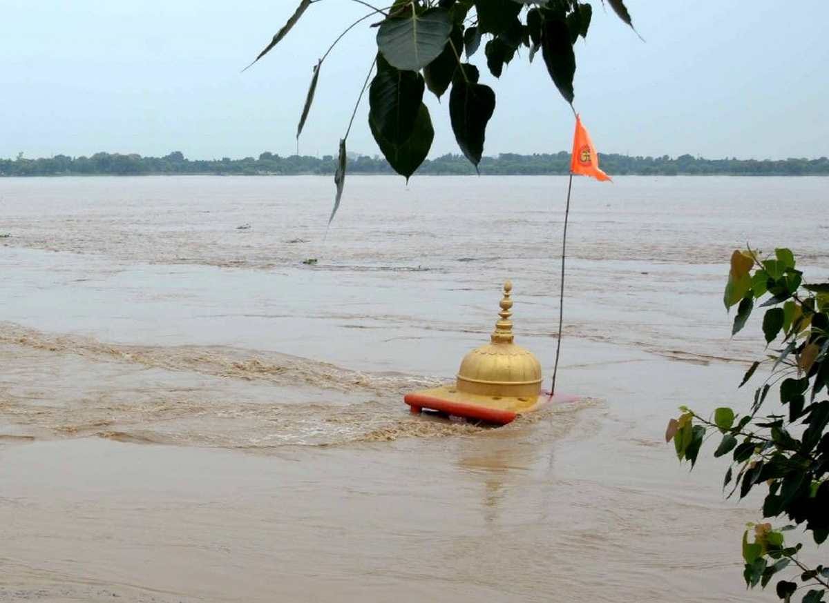 Varanasi ganga water laver flood situation: Ganga just 12 cm below danger mark in Varanasi, boats started plying in streets