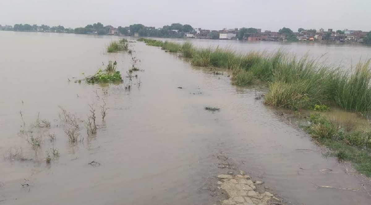Ganga again in spate after 62 thousand cusecs of water was released in Gajraula of Amroha, water started filling in the fields