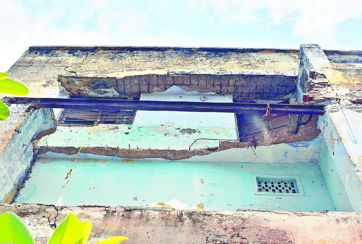 People living in dilapidated government houses in agra