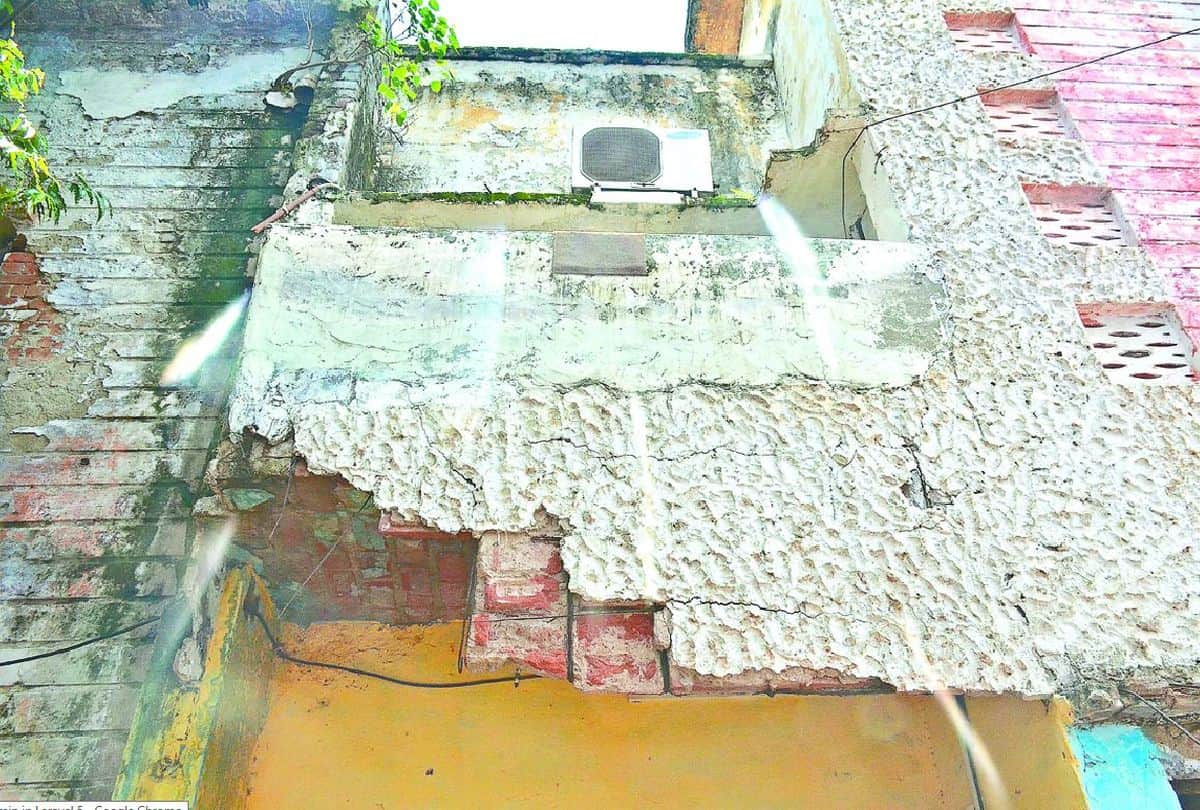 People living in dilapidated government houses in agra