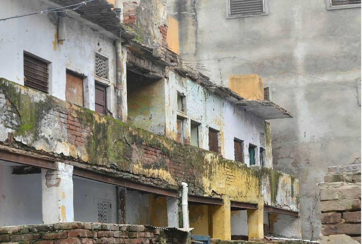 People living in dilapidated government houses in agra