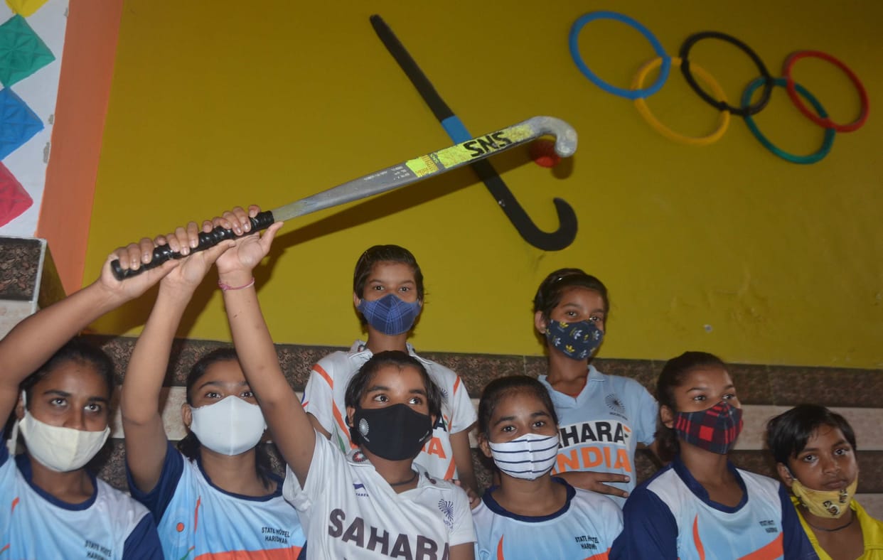 The 'entire hockey team' is getting ready at Vandana's house