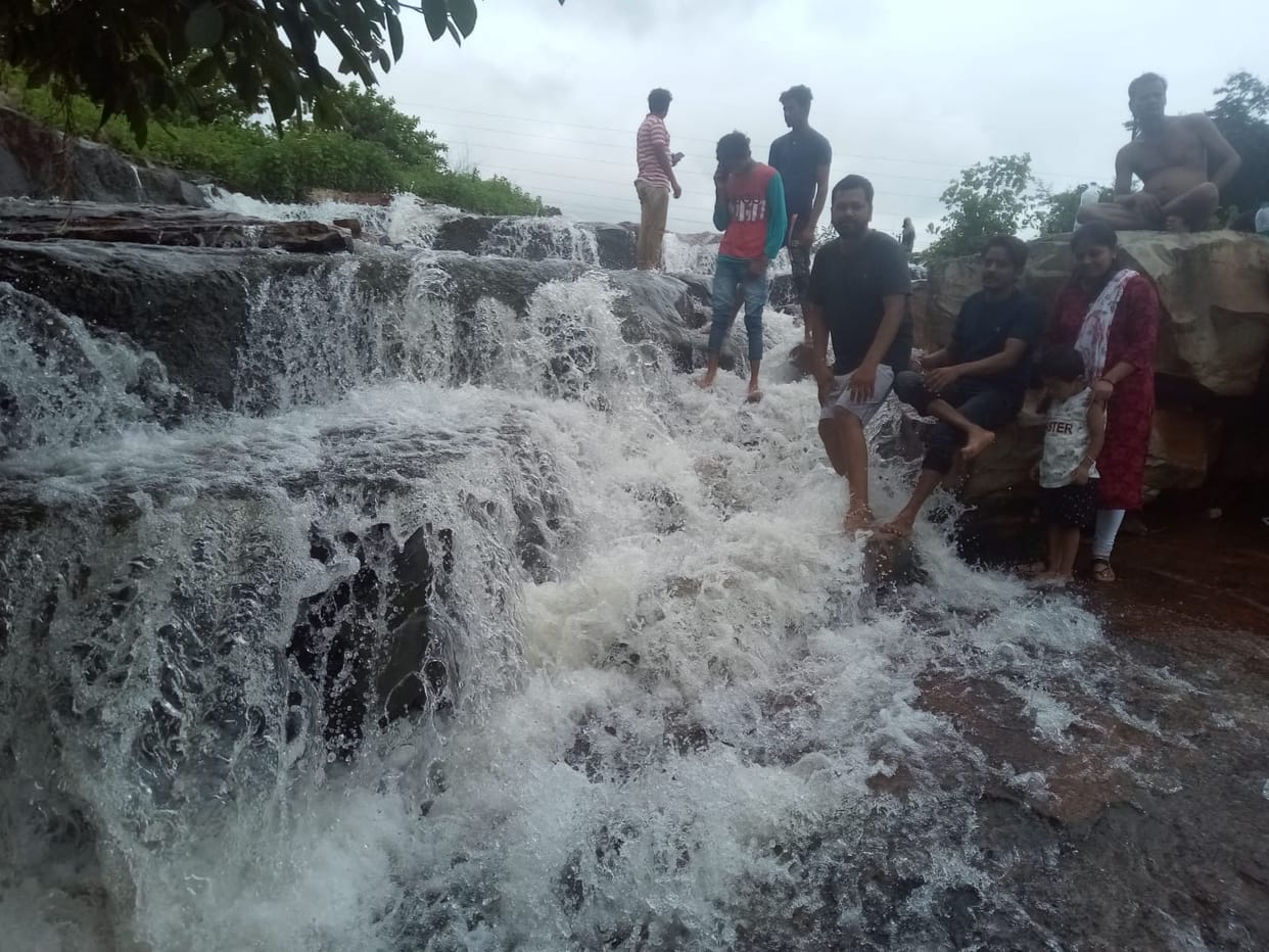 Sonbhadra: Picnic spots flourished in pleasant weather, tourists came from far away to enjoy the holiday